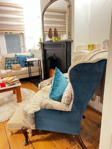 Windsor City Centre Ski Chalet | Rustic Royal Windsor Castle Cottage alfresco dining characterful