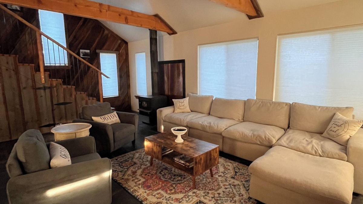 Cedarville House | Rustic Rural Getaway, Family & Pet Friendly