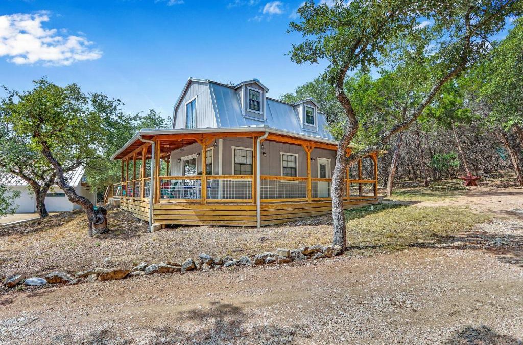 Bulverde House | Rustic Star Farmhouse at Moonlight Getaway