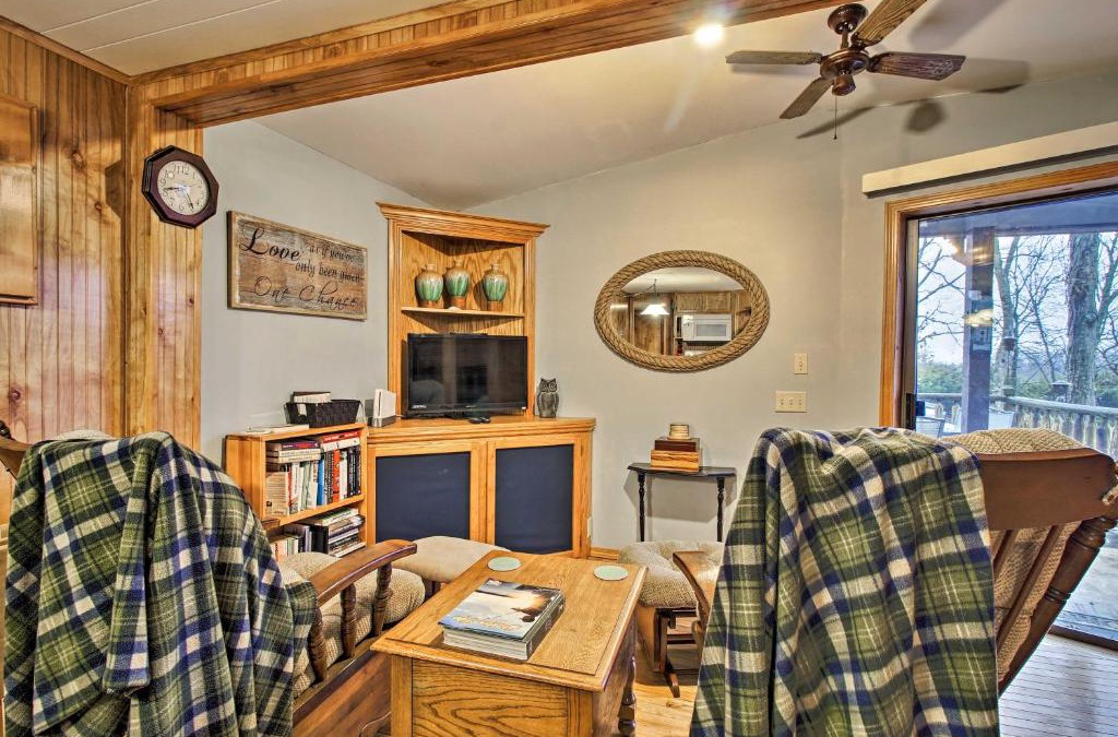 Umber View Heights House | Rustic Stockton Lake Cabin Half Mile to Boat Ramp!