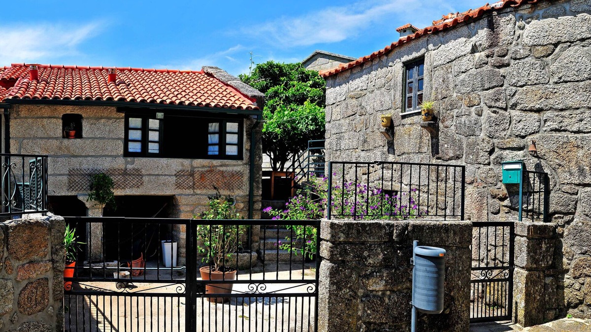 Soajo Cottage | Rustic Stone House in the center of Soajo, T1 + 1, with patio and garden with garden