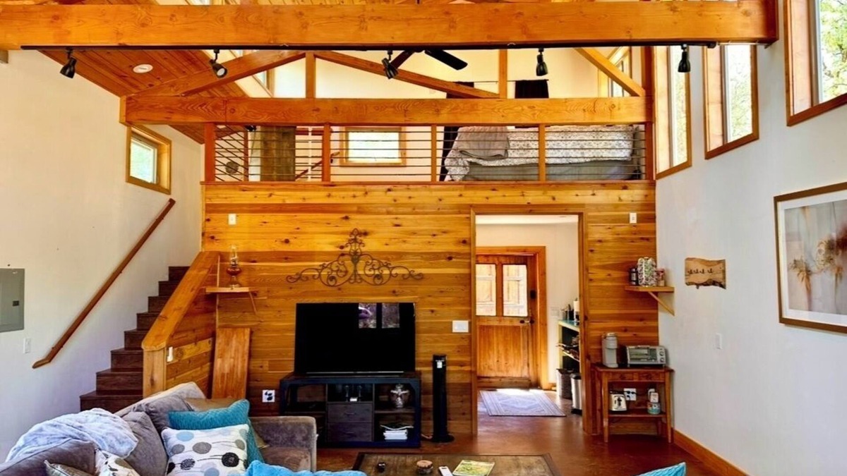 Penn Valley Apartment | Rustic Studio Getaway in the California Gold Country - Pet Friendly