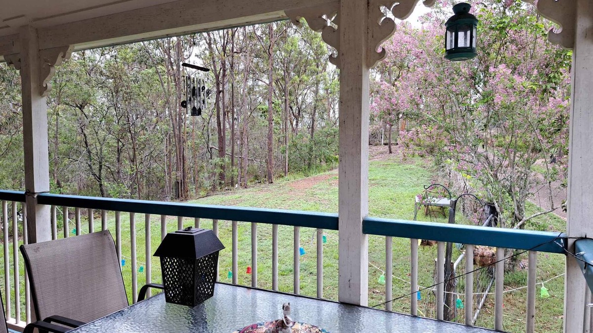 Mount Crosby House | Rustic Sunflower : A large Queensland style homestay. Family&Pets friendly.