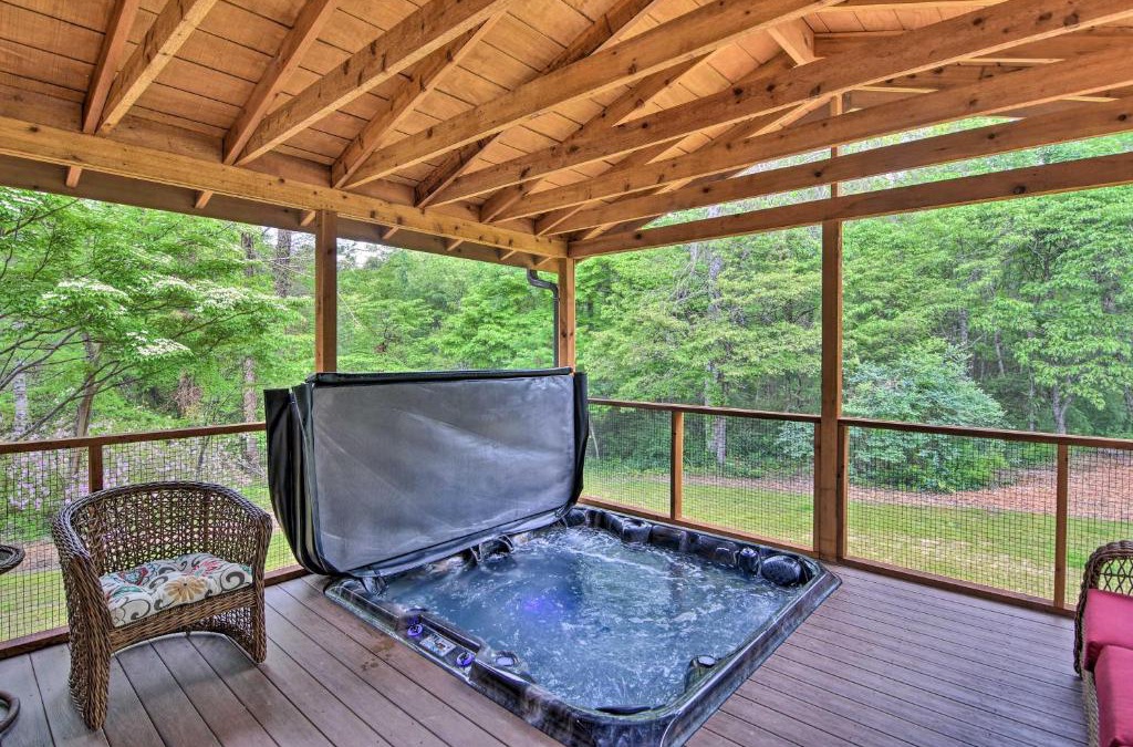 Sunset House | Rustic Sunset Escape on 67 Acres Outdoor Kitchen