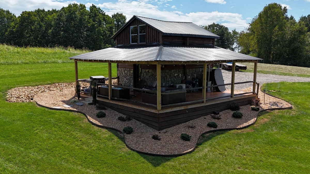 State Road Cabin | Rustic Tobacco Barn Cabin in the heart of Yadkin Valley Wine Country