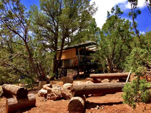 Zuzax House | Rustic Tree House Rental with a Fire Pit in Bernalillo County, New Mexico