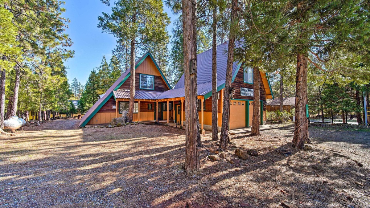 Trinity Center Cabin | Rustic Trinity Center Cabin w/Deck Near Fishing!