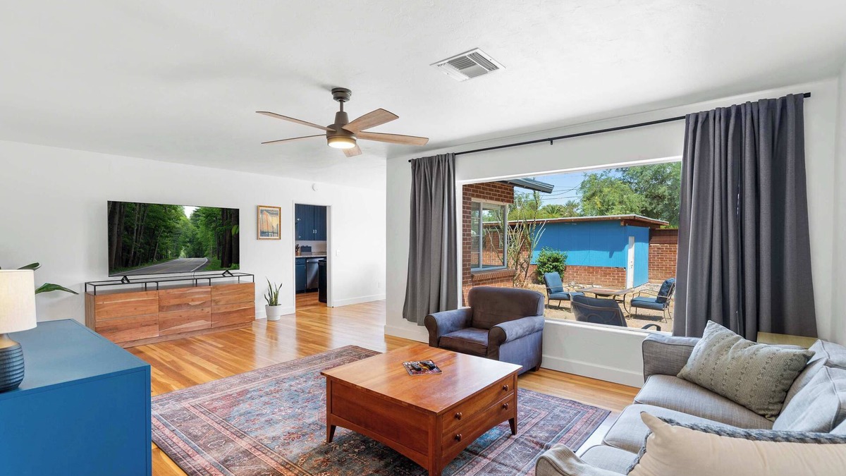 Jefferson Park House | Rustic UofA Gem: Near Jazz & Dillinger Days