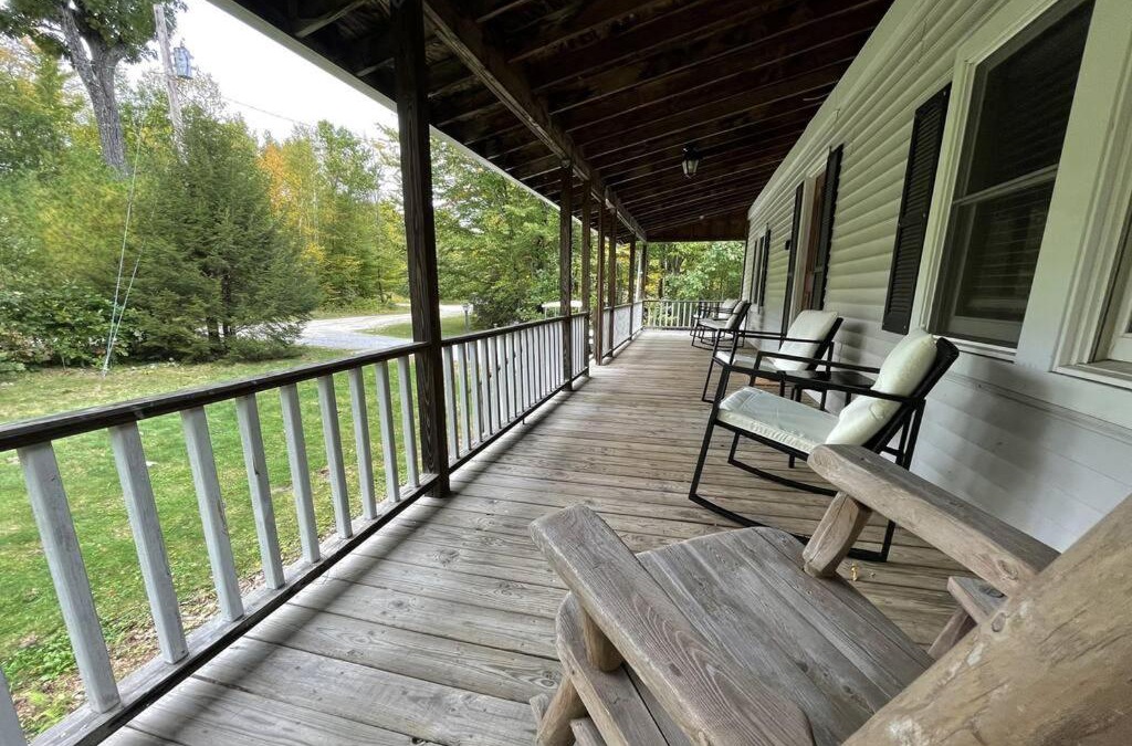 Windsor House | Rustic Updated Cozy Lake House! Close to skiing!