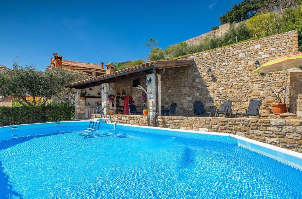 Motovun Villa | Rustic villa Pietro with panoramic view in Motovun