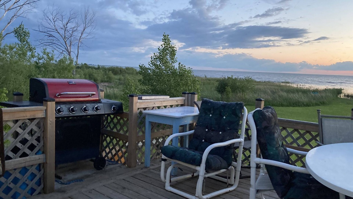 Saint Laurent Cabin | Rustic Waterfront, Lakeside Cottage with Stunning Views 1 hour from Winnipeg.