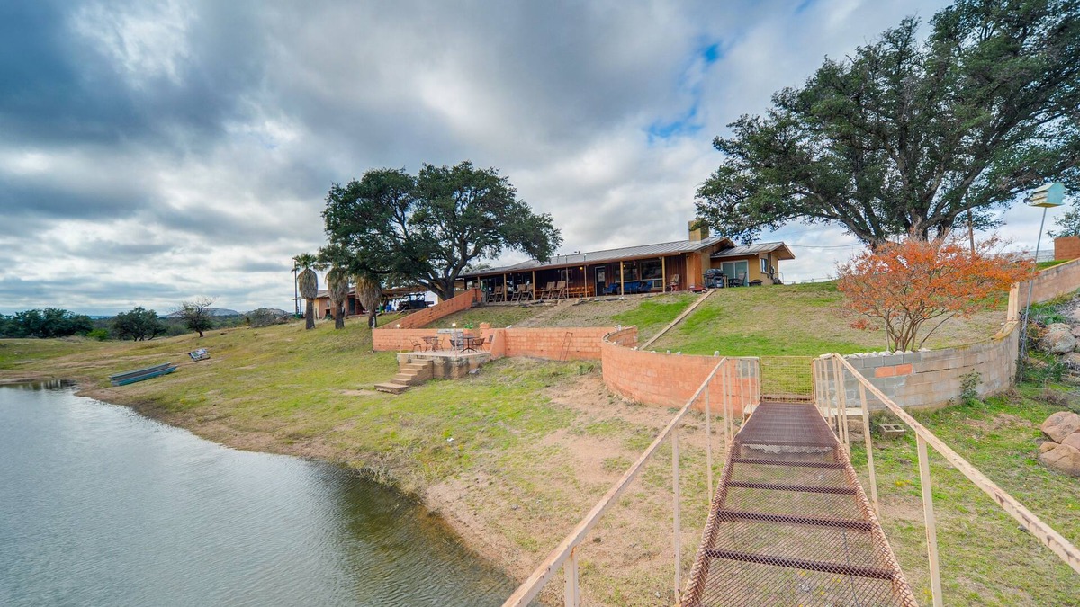Llano House | Rustic & Western House on Lake - Swim & Fish!
