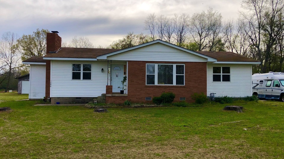 Fayetteville House | Rustic yet Cozy 3 bedroom 1 bath fenced yard & pet friendly. Ample parking