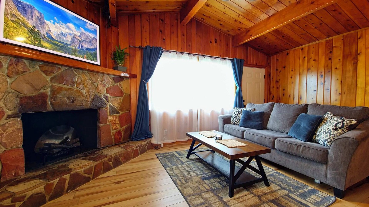 Oakhurst Cottage | Rustic Yosemite Cottage-King Suite-Mountain Views