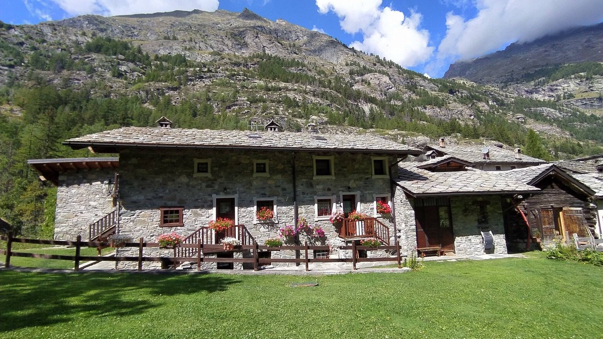 Arvier Apartment | Rustico with large green area, potholes of the giants, paths and Alta via n. 2