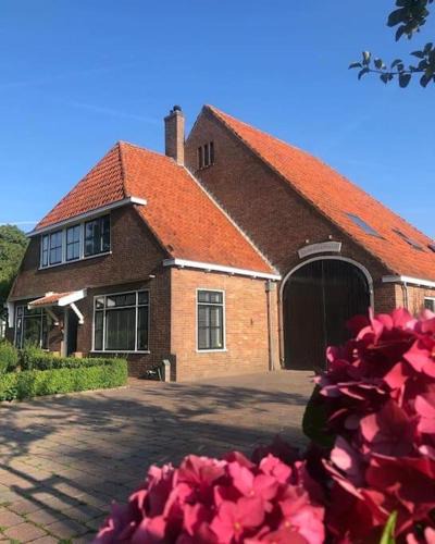 Lekkum Apartment | Rustig logeerverblijf aan de rand van de stad