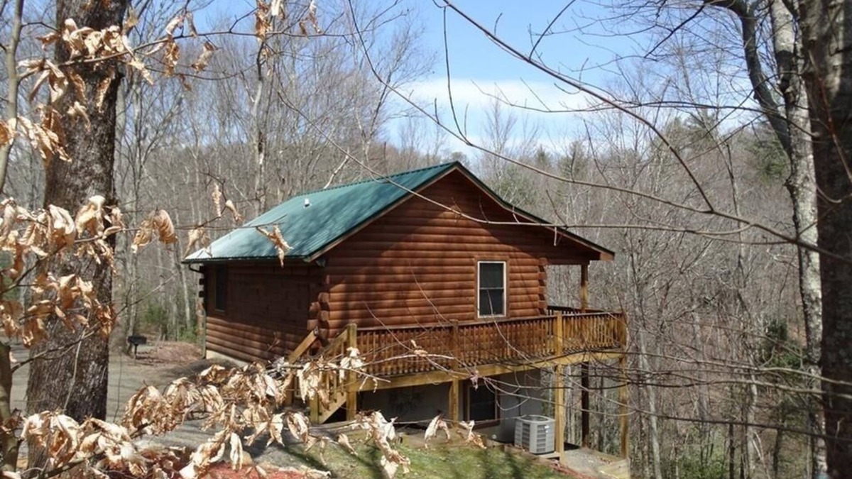 Hillsville Cabin | RUSTLING WATERS await at Bear Creek Cabin off Parkway or I-77 near Fancy Gap