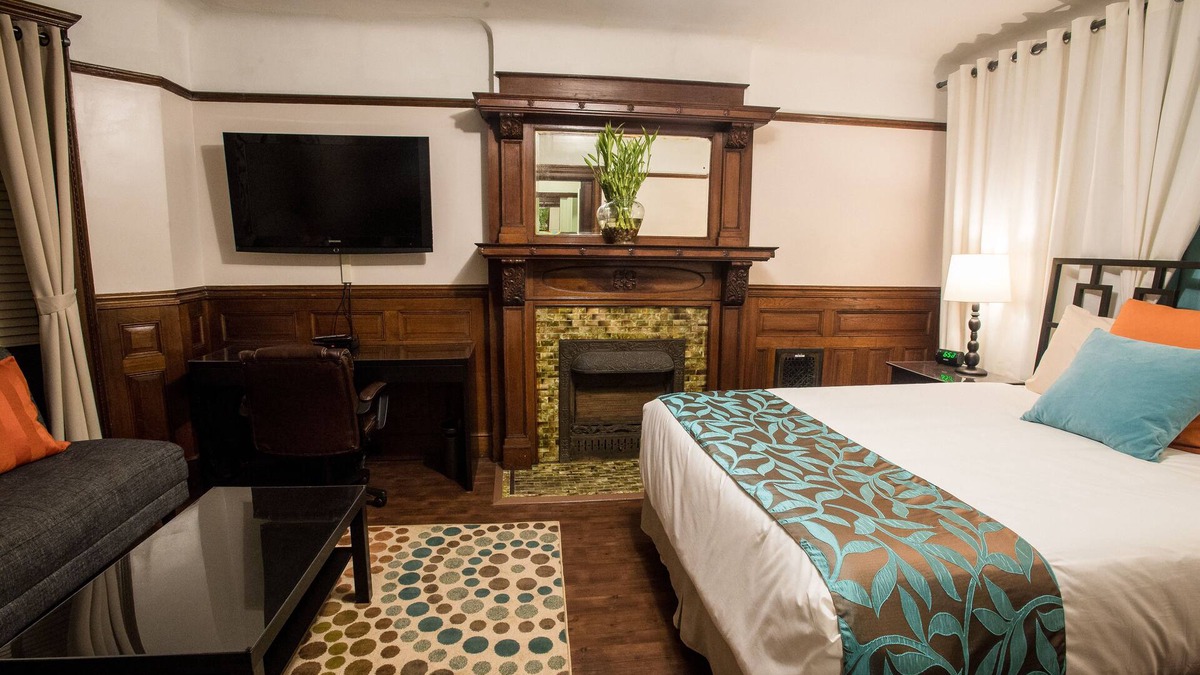 Prospect-Lefferts Gardens Historic District House | Rutland Lux - Lovely Bedroom w/Private bathroom, dedicated entrance Brooklyn PLG