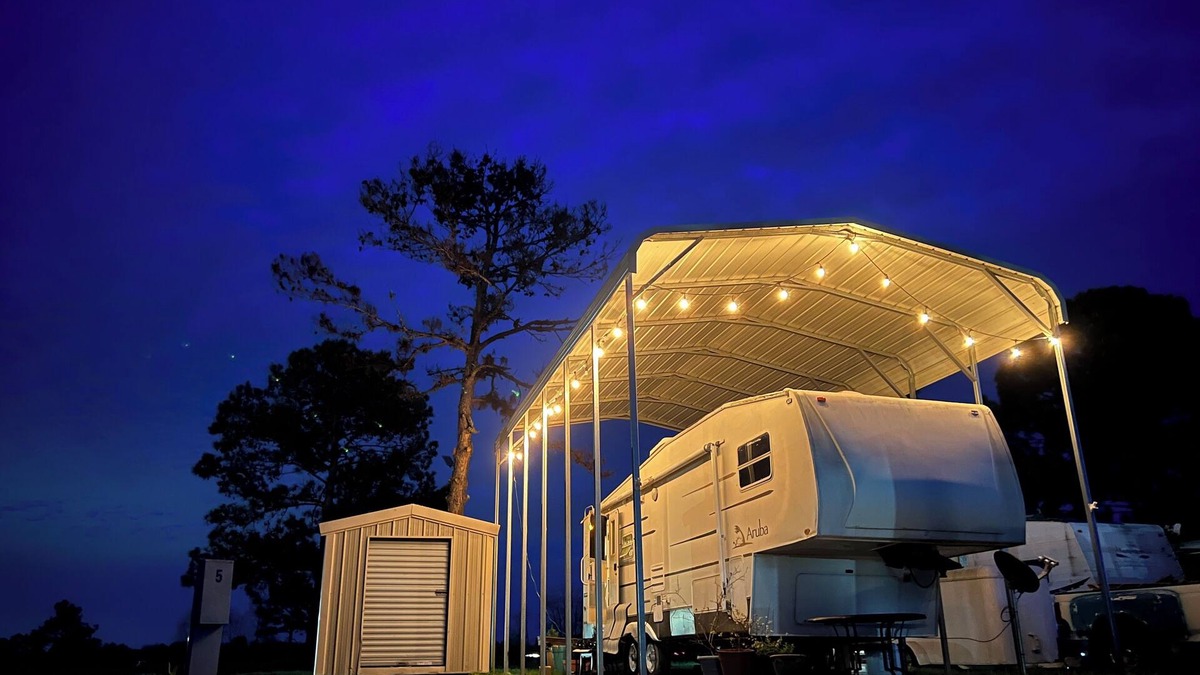 Acadia Parish House | RV with WiFi and AC right off of I-10 I 6 Acre Pond