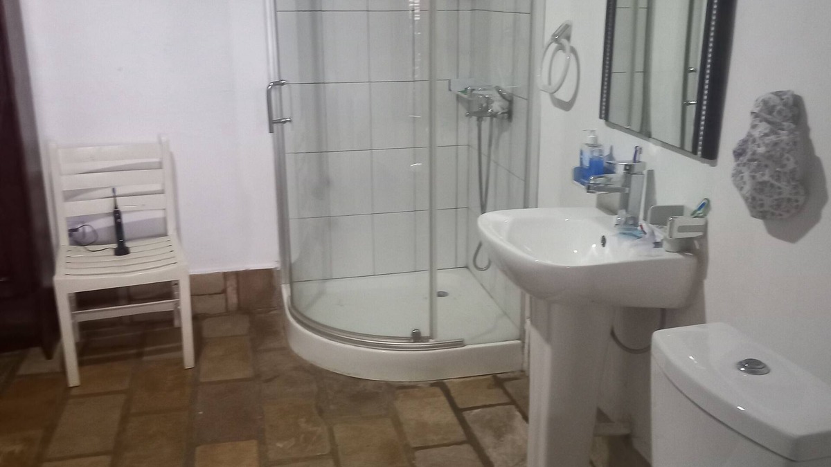 Nyanza Bed & Breakfast | Rwanda African Art Museum and room's guests