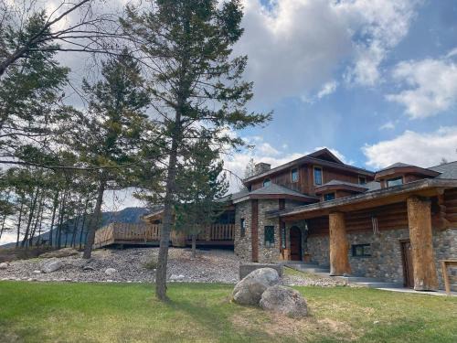 East Kootenay House | Ryders Lodge, Log Home In Edgewater, Bc