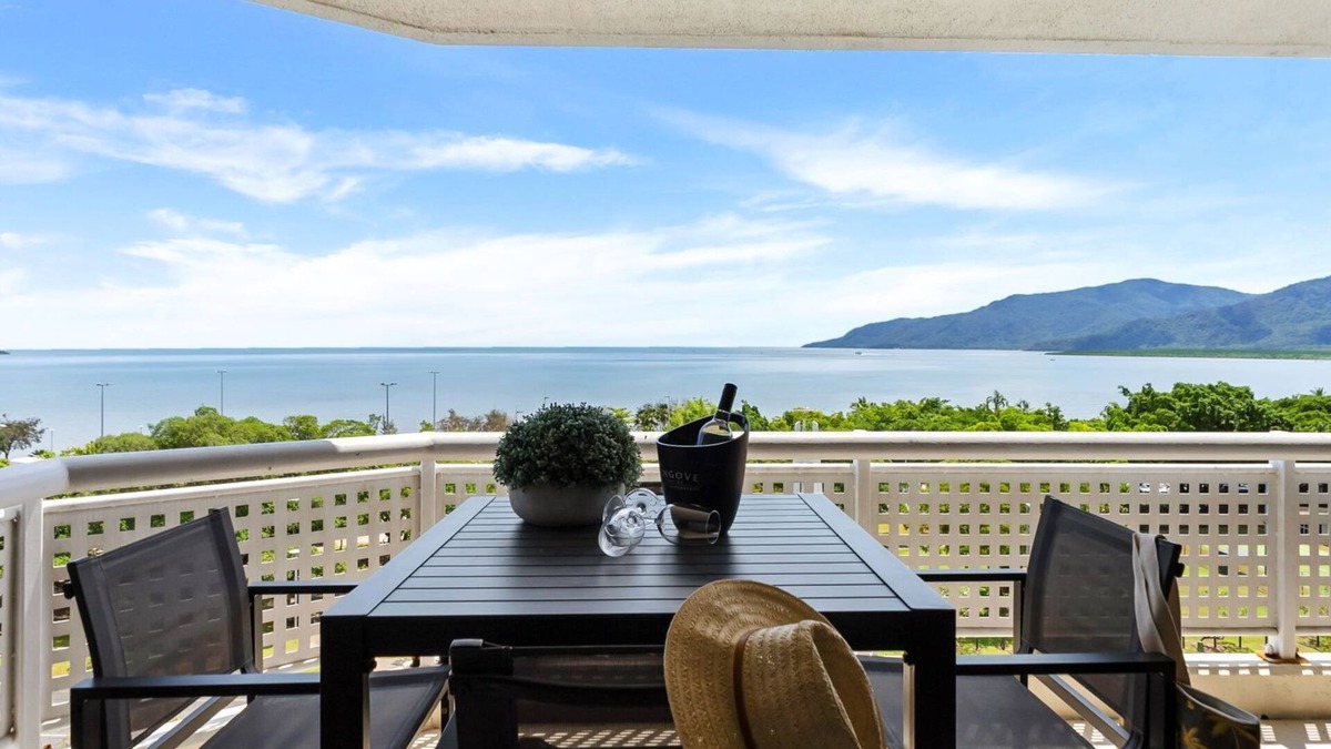 Cairns North Apartment | Rydges Plaza Esplanade Luxury 2-Bedroom Apartment