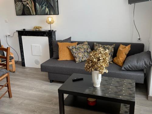 Mezieres-sur-Ponthouin House | Séjour au Bord de l’eau - Moulin Authentique avec Pêche et Confort Moderne - FR-1-410-393