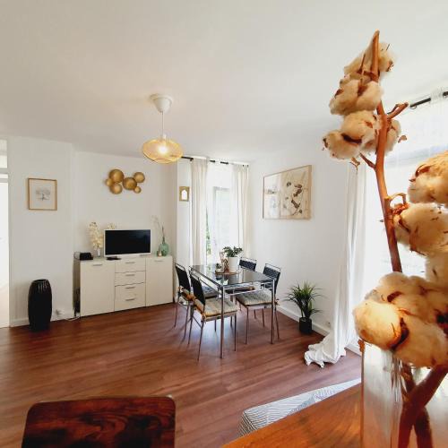 Ris Orangis Apartment | Séjour cosy près de Paris T3 cuisine ouverte et bar