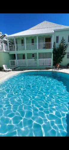 Orient Bay Apartment | Séjour entre plage et piscine