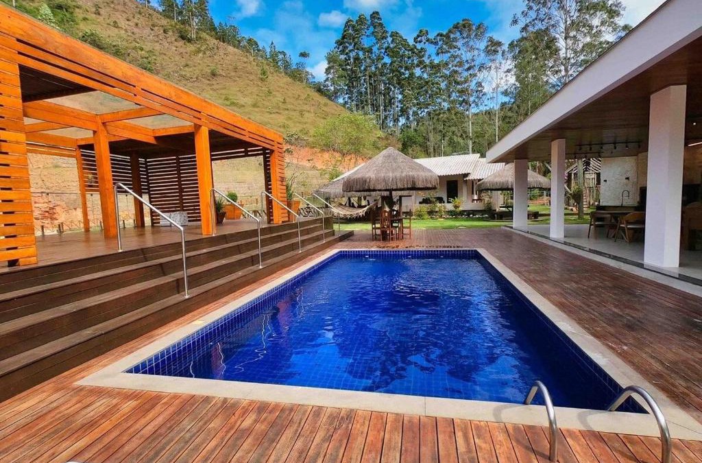 Vitor Hugo House | Sítio Cinco Folhas, recanto com vista pra montanha