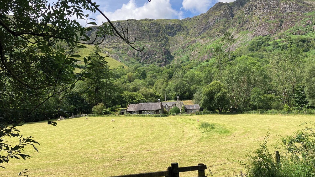Mawddwy Apartment | S/C Studio in medieval farm house Ideal for walkers, birders & writers.