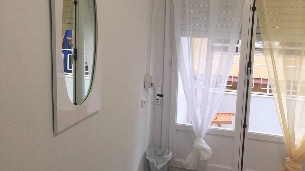 Pla del Bon Repos Apartment | (S1)-Bright modern 3 Bedroom Flat City Centre beach 10-12 minutes walk