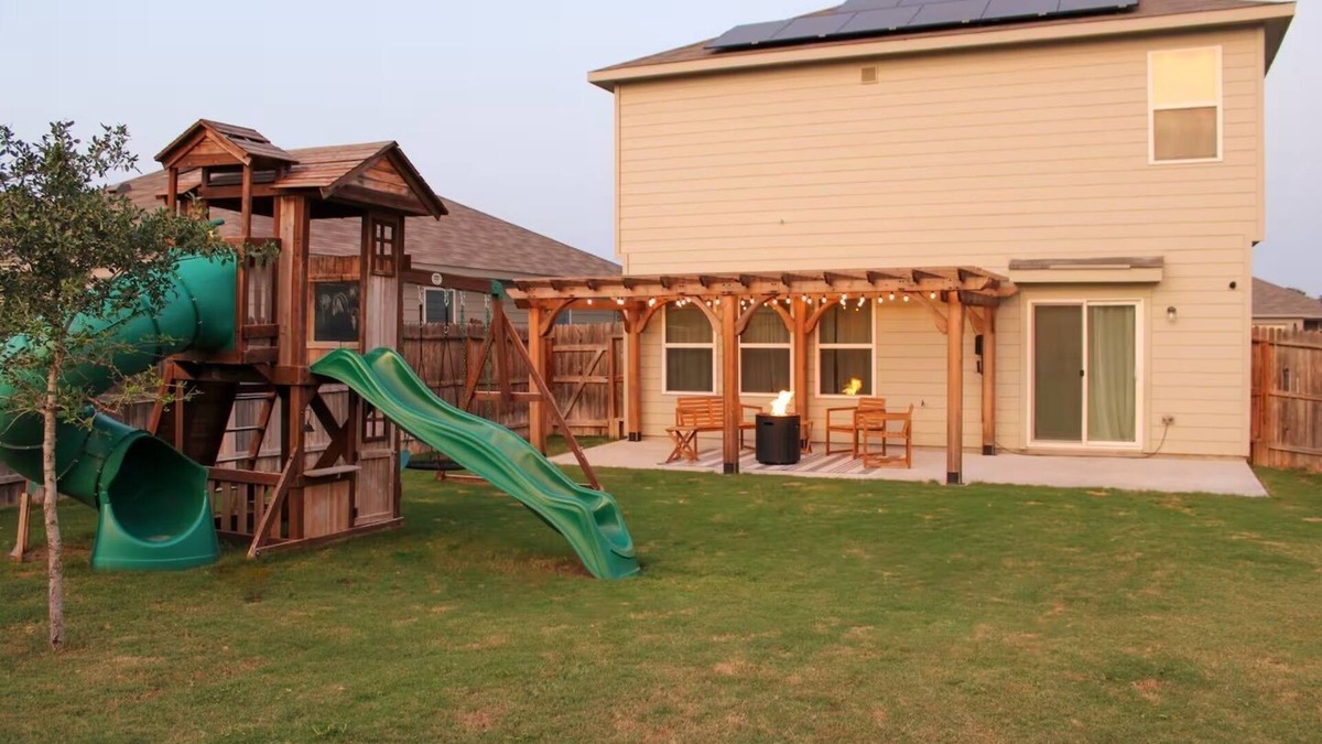 Medina Valley House | SA 4 bd King Suite w Playground and Fire pit