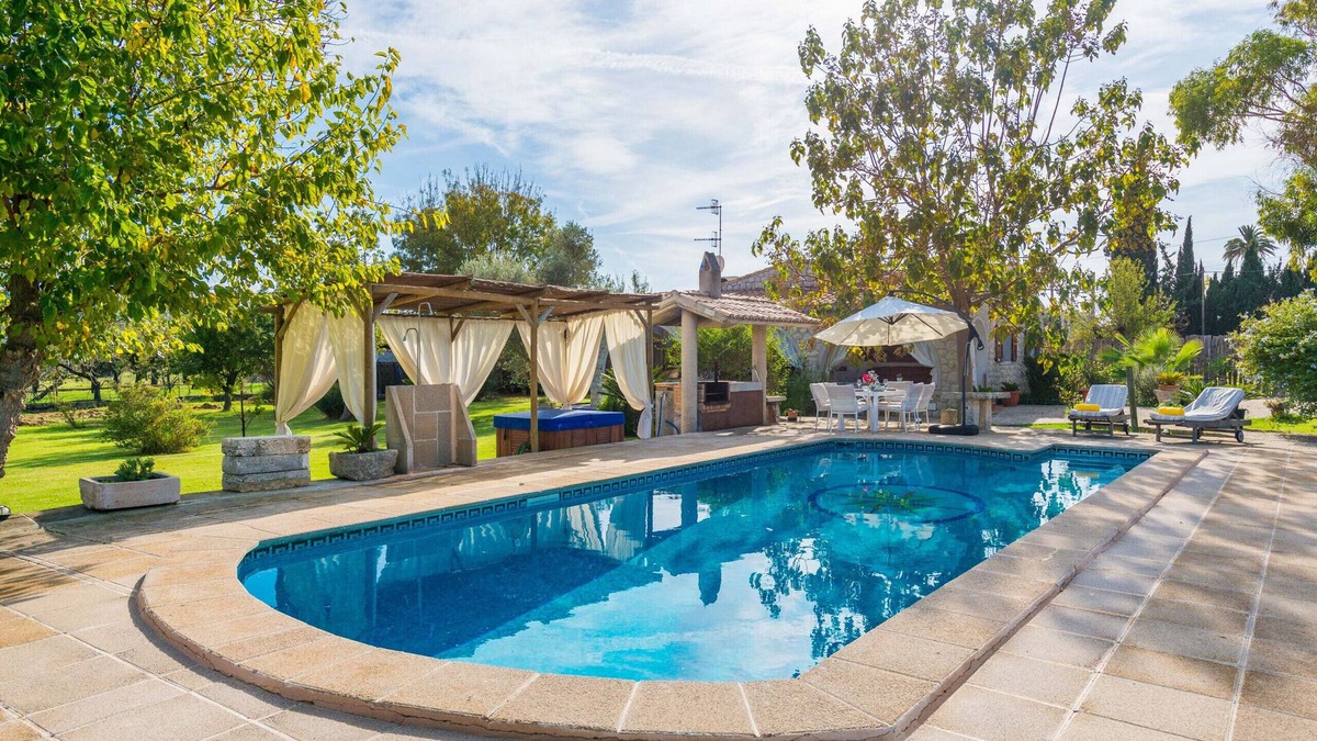 Selva Villa | SA VINYETA Finca for 6 with Pool, Jacuzzi and Garden