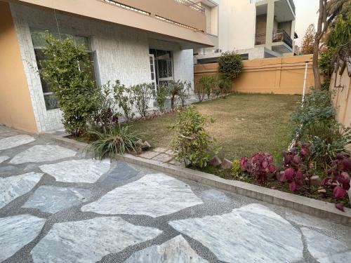 F-7 Sector House | Saani Rooms, G-10 Branch