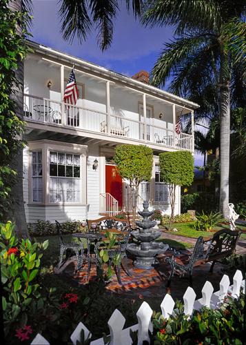 Parrot Cove Bed & Breakfast | Sabal Palm House Bed and Breakfast