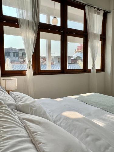 Pom Prap Sattru Phai House | Sabay Home