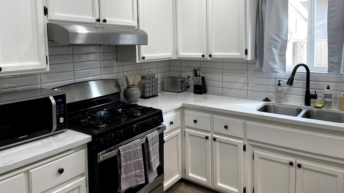 North Oak Park Cottage | Sacramento Modern Bungalow Close 2 UCD Med Center