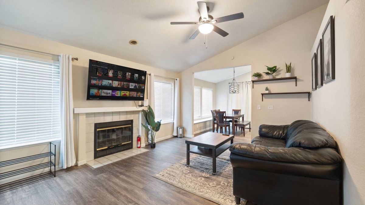 Southwestern Sacramento House | Sacramento Sanctuary: Modern 3BR Retreat w/Laundry & Parking