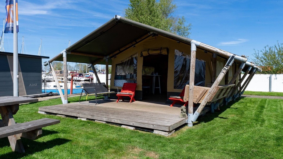 Heeg House | Safari Tent in Heeg by the Marina