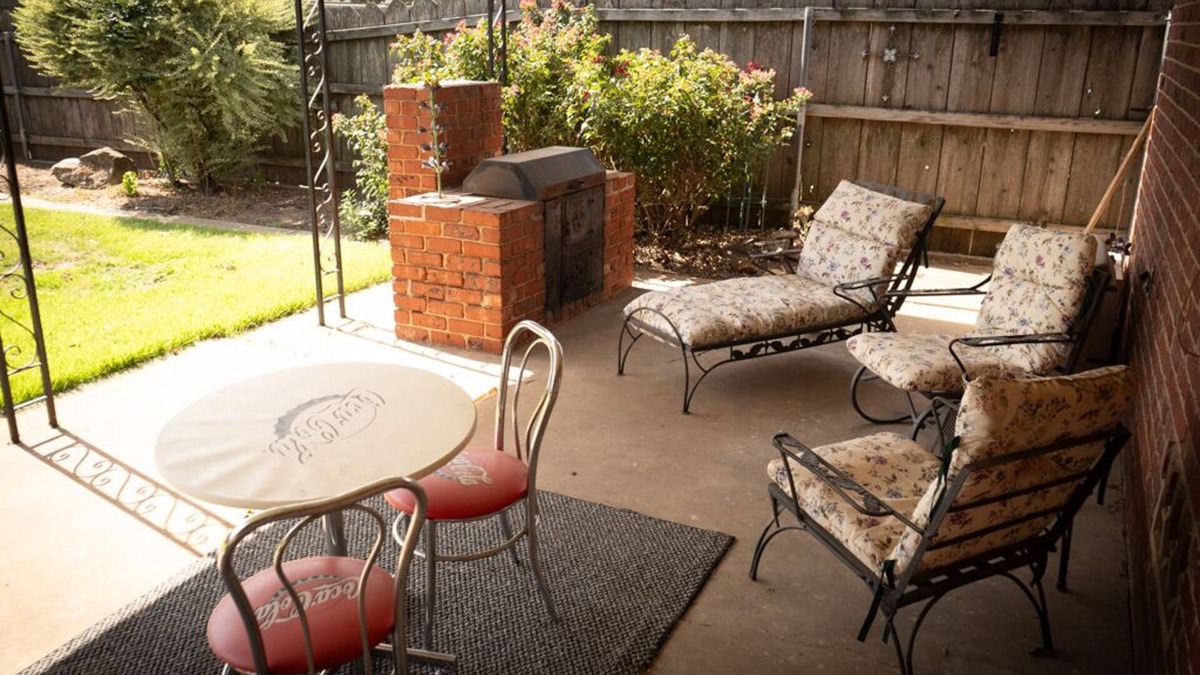 Wichita Falls House | SAFB, MSU, MEDICAL DISTRICT, GOLFING Mid Century style & beautiful backyard