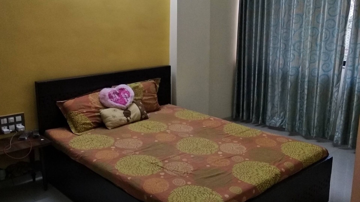 Vile Parle East Bed & Breakfast | Safe, Superior Homestay/BNB for Expat Females/Couple Near T II Mumbai Airport.