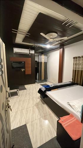 Robertsganj Hotel | Saffron resturant and lodge