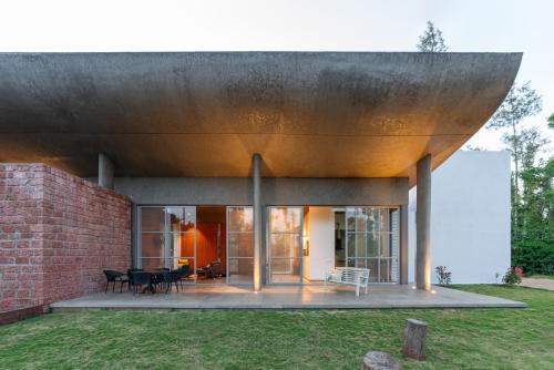 Mudigere Villa | SaffronStays Cafella- A 3-BDR elliptical-roof villa in Chikmagalur