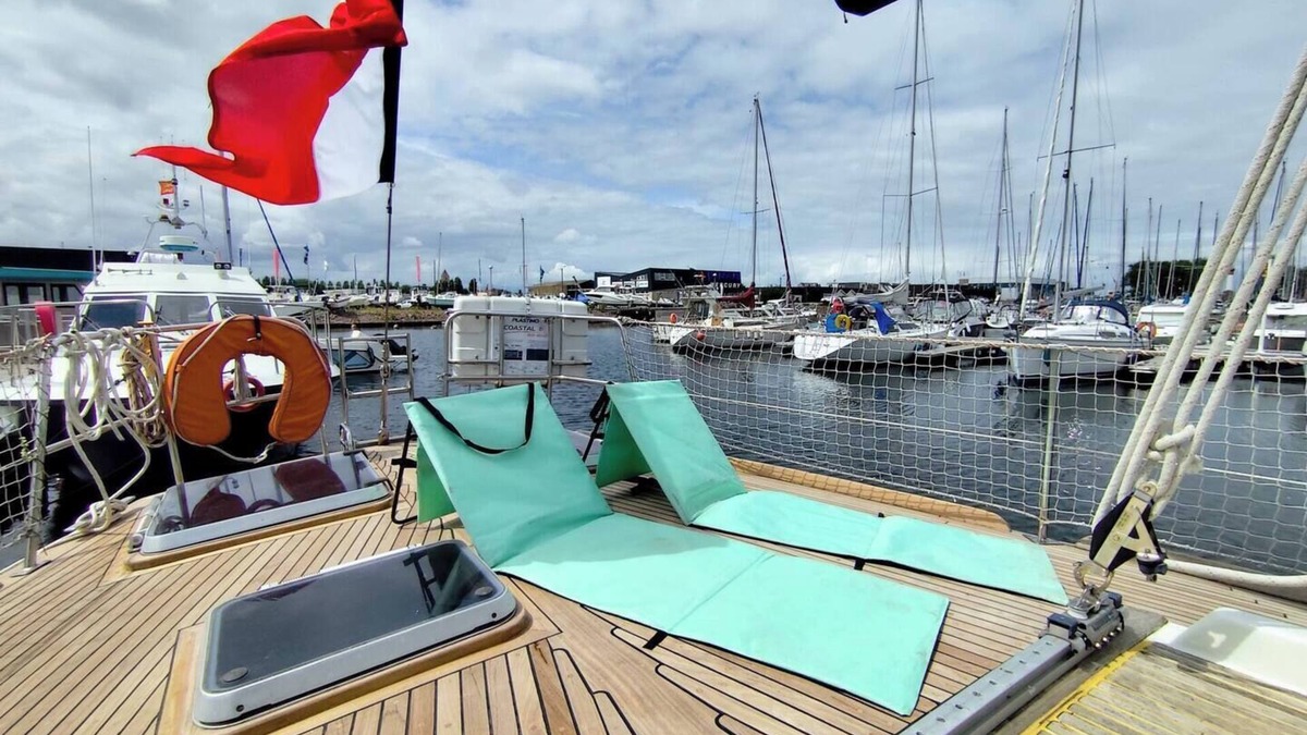 Sallenelles Boat Rental | Saga, an authentic and comfortable wooden sailboat