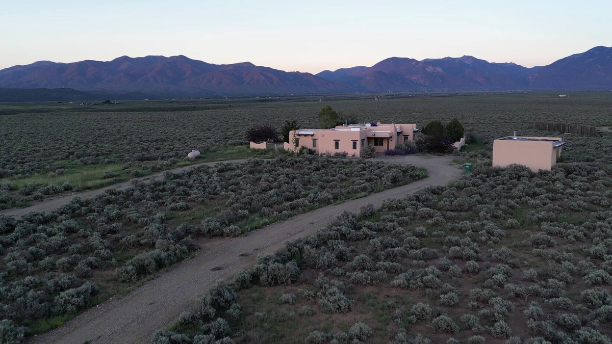 El Prado House | Sage House - cozy adobe, incredible views, hot tub