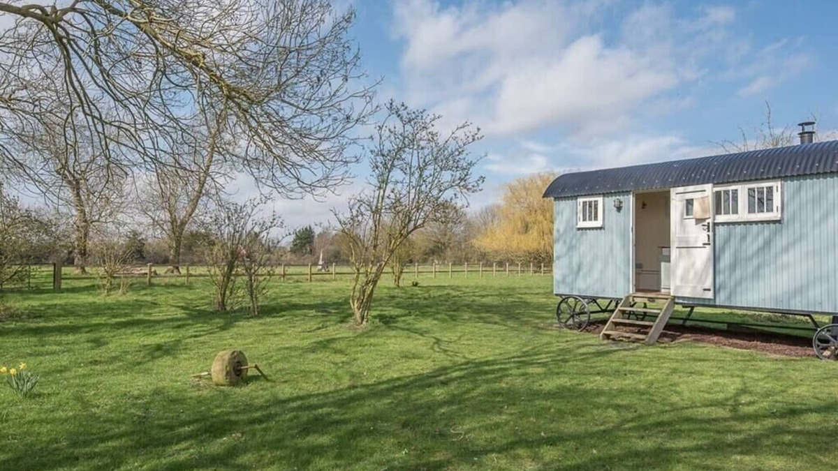 Framlingham Apartment | Sage Shepherds Hut at Boundary Farm, Framlingham