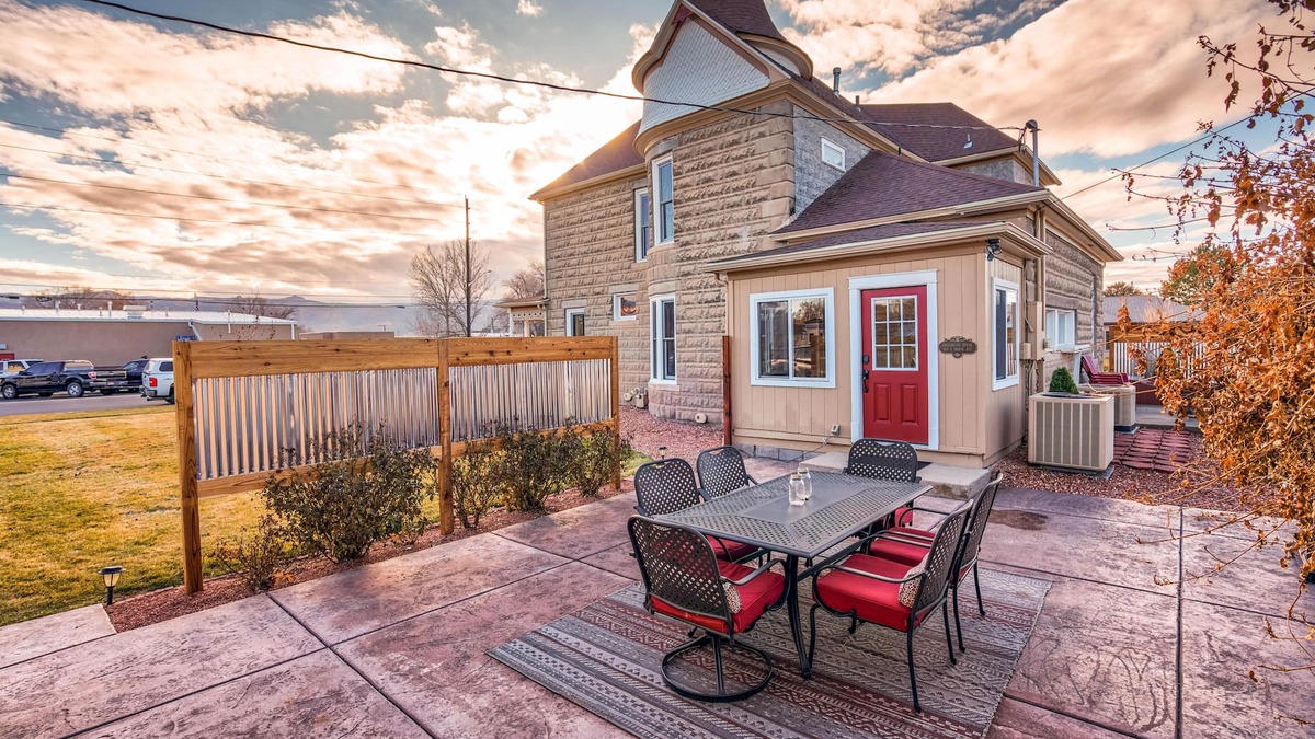 Fruita House | Sagebrush I: Patio Seating, BBQ Grill & Firepit!