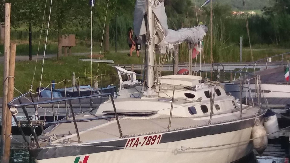 Contrada Castello Boat Rental | Sailboat of 11.50 at Lake Trasimeno