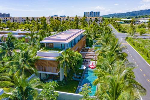 Long Beach Resort | Sailing Pool Villas & Resort Phu Quoc